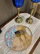 Load image into Gallery viewer, Round Cheeseboard with cutlery