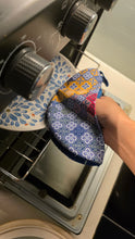 Load image into Gallery viewer, Kitty & Peranakan Flowers Pot holder (3 cats)
