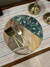 Load image into Gallery viewer, Round Cheeseboard with cutlery
