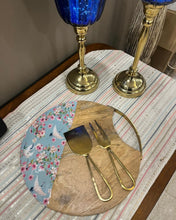 Load image into Gallery viewer, Round Cheeseboard with cutlery
