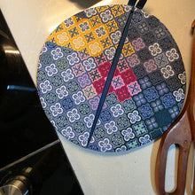 Load image into Gallery viewer, Kitty &amp; Peranakan Flowers Pot holder (3 cats)
